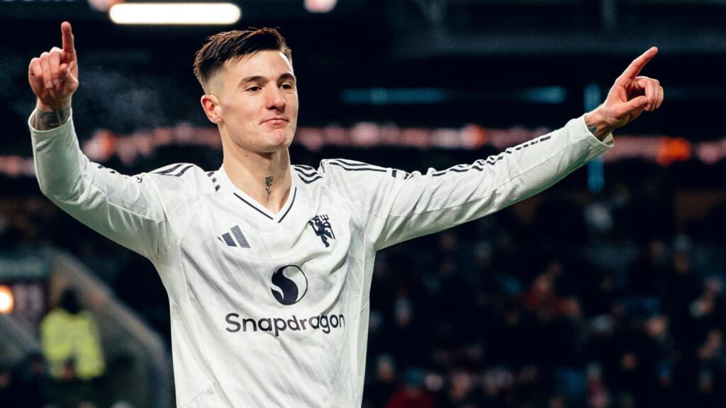 سيسكو ينقذ مانشستر يونايتد بثنائية مثيرة أمام بيرنلي في تعادل 2-2